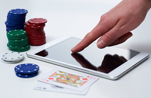 Advantages of Playing Live Online Casino Games